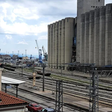 Peron 4-city & Station Apartman *
